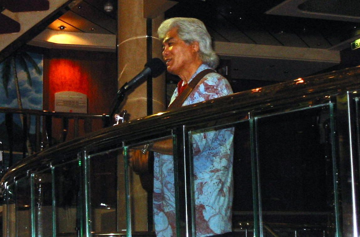 Don Ho performing in 2001