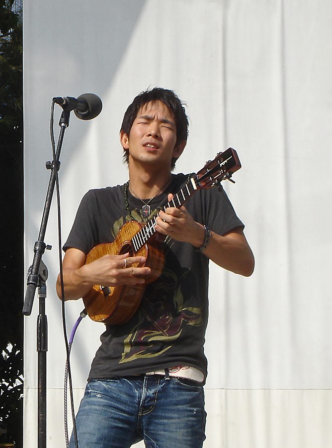 Jake Shimabukuro performing on ʻukulele at Yerba Buena Gardens, San Francisco, 2007