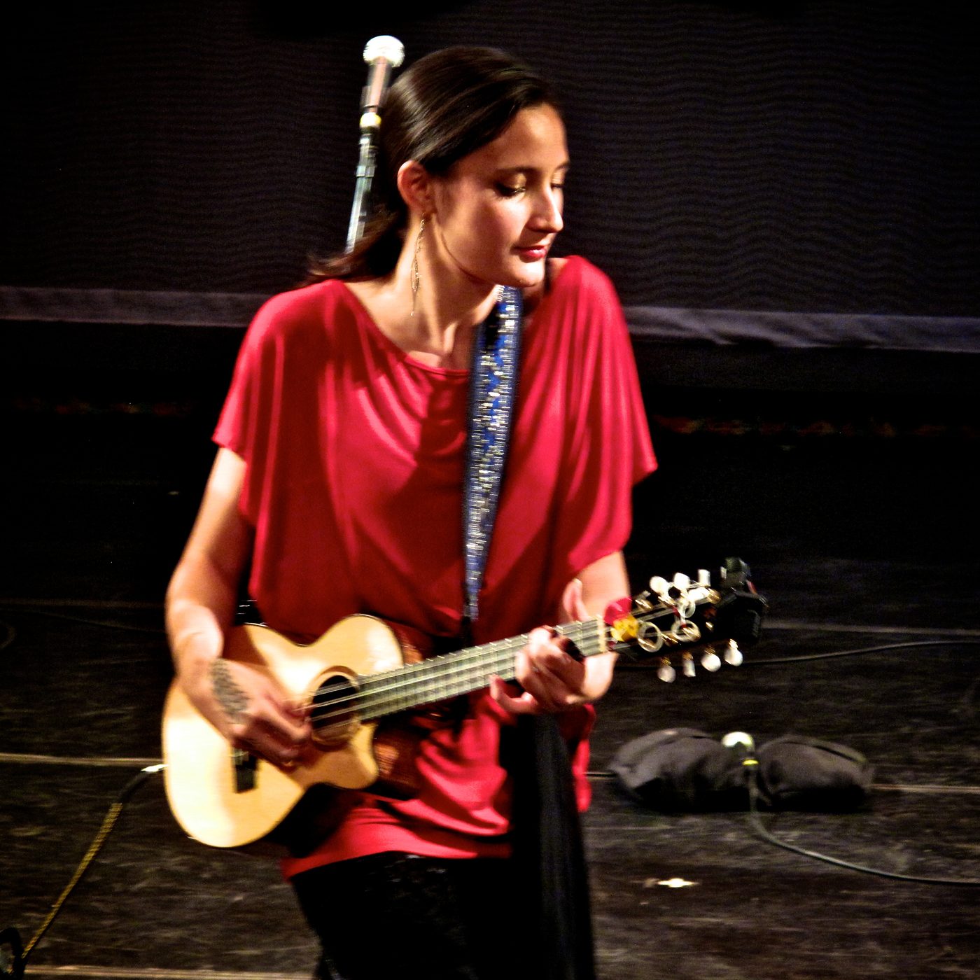 Taimane Gardner performing with an ʻukulele